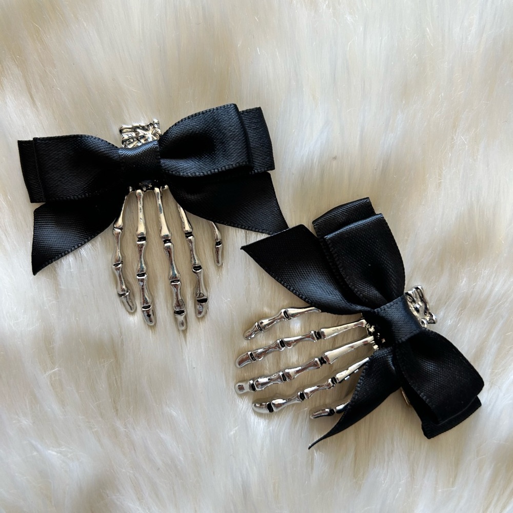 Skeleton hands hair clips - Picture 3 of 4